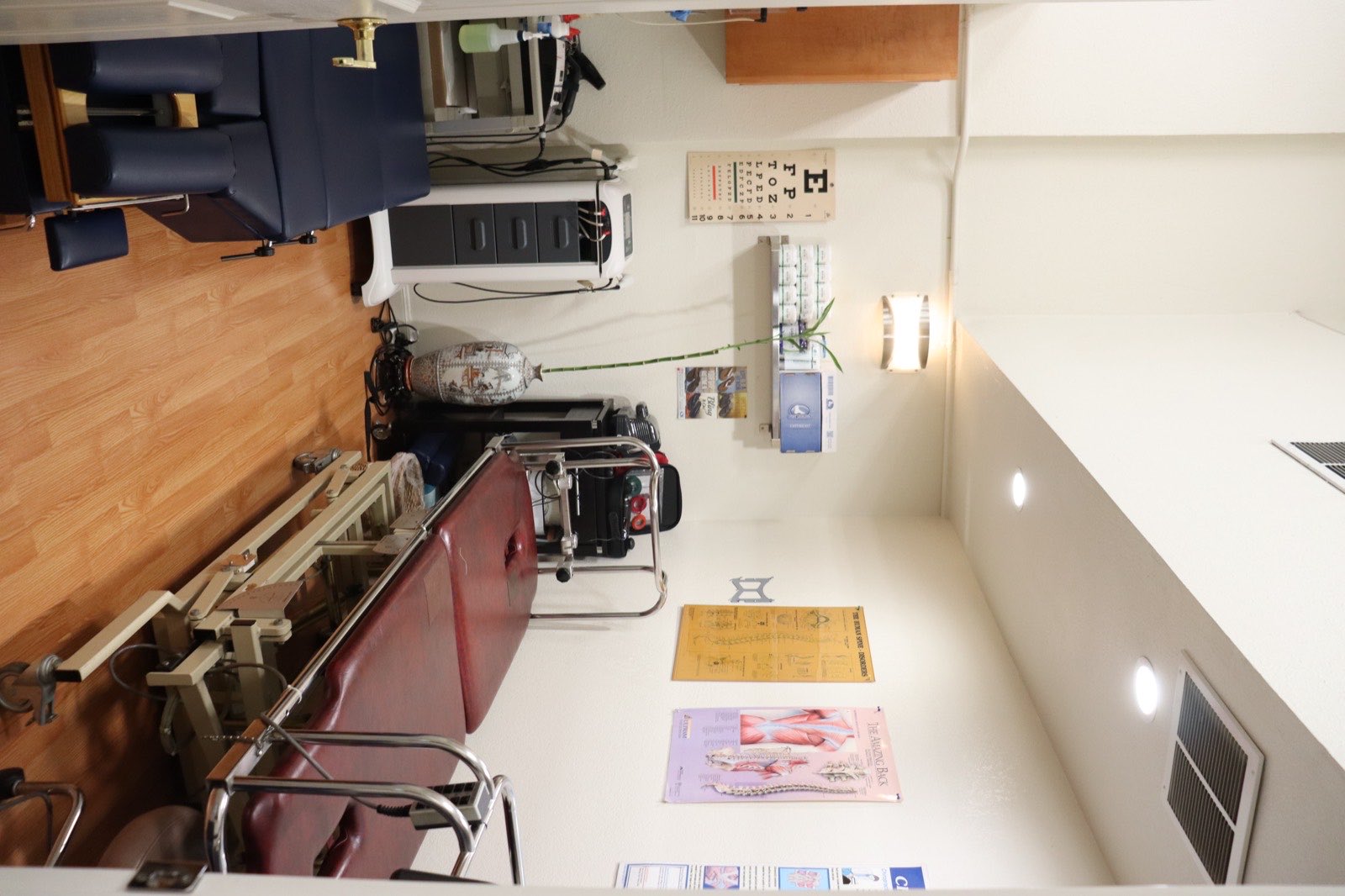 Treatment room with a traction table